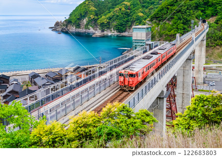 山陰本線Kiha47 穿越餘部大橋 122683803