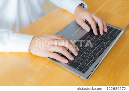 Man working on laptop 122684272