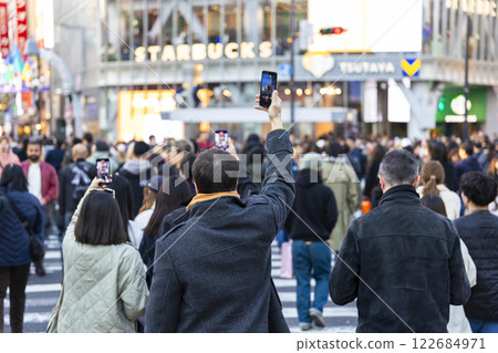 Foreign tourists taking photos of Shibuya Scramble Crossing with their smartphones 122684971