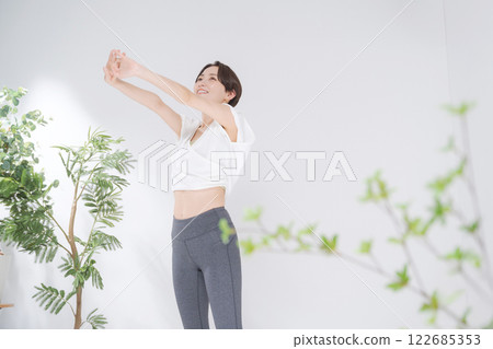 Women in their 30s who practice yoga Women in their 30s who practice yoga 122685353