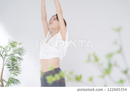 30多歲的女性練習瑜伽 122685354