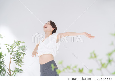 30多歲的女性練習瑜伽 122685358