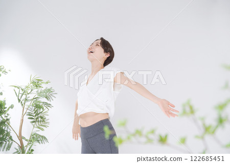 30多歲的女性練習瑜伽 30多歲的女性練習瑜伽 122685451
