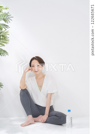 一名 30 多歲女性穿著瑜珈服 一名 30 多歲女性穿著瑜珈服 122685671