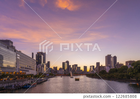 從天滿橋欣賞中之島美麗的日落景色 從天滿橋欣賞中之島美麗的日落景色 122685808
