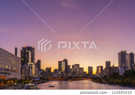 A beautiful evening view of Nakanoshima from Tenmabashi Bridge 122685810