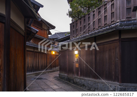 Ishibekoji in the early morning (Higashiyama Ward, Kyoto City, Kyoto Prefecture) 122685817