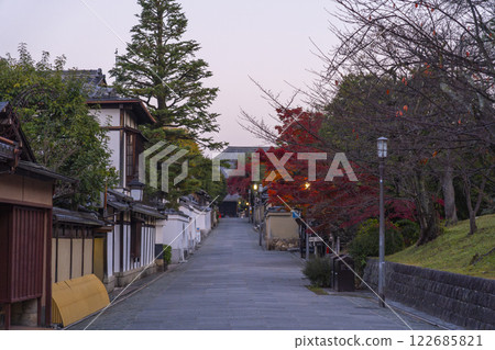 Early morning on Nene-no-michi road: Bright red autumn leaves (Higashiyama-ku, Kyoto City, Kyoto Prefecture) 122685821