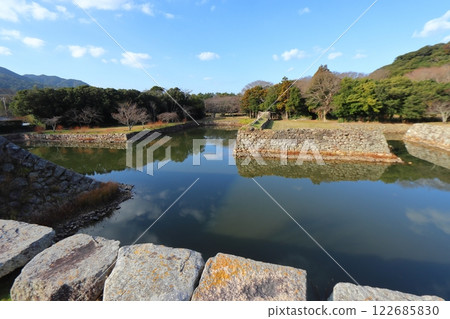 從萩城本丸天守閣遺址眺望岡崎櫓遺址及石堀公園（山口縣萩市） 122685830