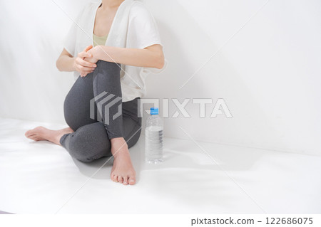 Women in their 30s who practice yoga 122686075