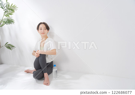 Women in their 30s who practice yoga 122686077