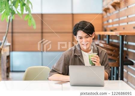年輕人在咖啡館/家裡使用筆記型電腦（遠距工作/遠距工作） 122686091