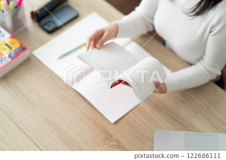 女人在查閱再訓練參考書，不露面 122686111