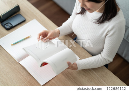 女人在查閱再訓練參考書，不露面 122686112