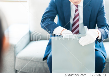 Male businessman visiting a major customer's home, no face 122686131