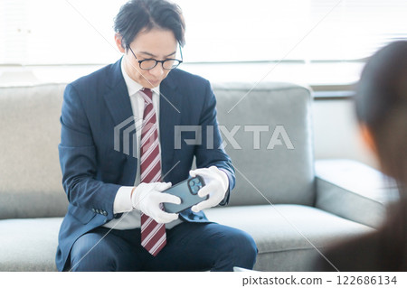 A buyer and a housewife visiting a house to confirm the estimate for a used item appraisal 122686134