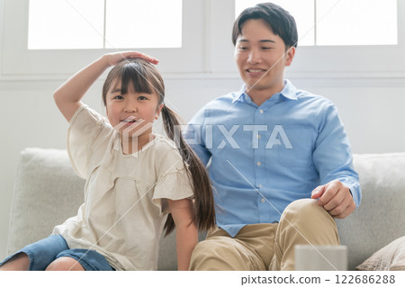 爸爸和他 9 歲的女兒 122686288