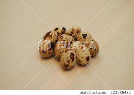 Quail eggs on a wooden table 122686483