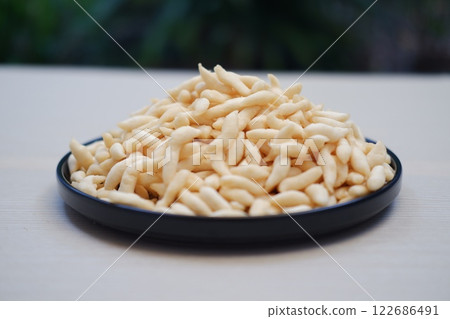 telur gabus sticks on black bowl 122686491