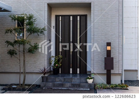 房屋外部、入口通道、門 122686623