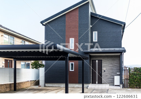 一棟新建的現代房屋的外部設有車庫 122686631