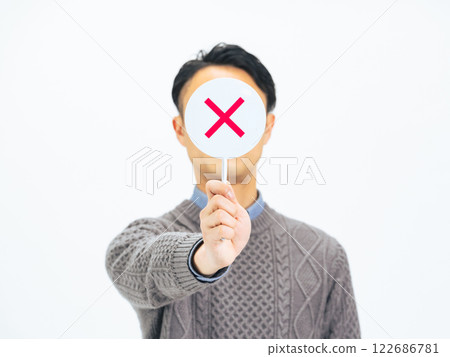 中年男子出現十字標記 122686781