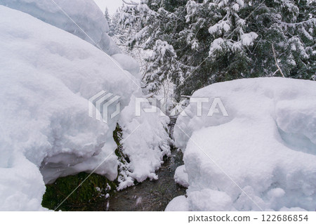 溪流流過雪山 溪流流過雪山 122686854