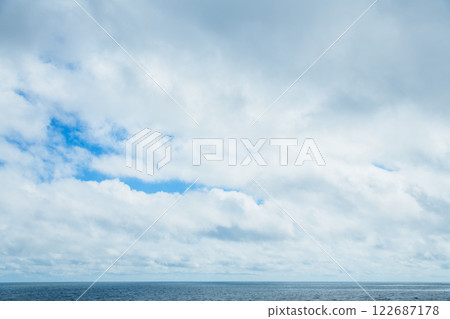 【從夏到秋的海洋大天空，天空背景與天空合成素材】 122687178
