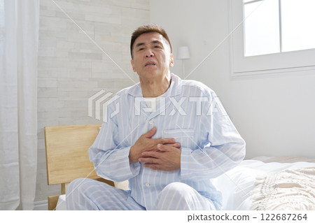 中年男子穿著睡衣，胸口疼痛 122687264