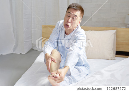 中年男子抽筋 122687272