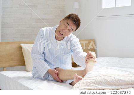 中年男子抽筋 122687273