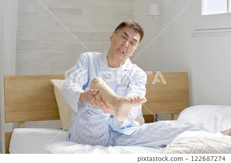 中年男子抽筋 122687274