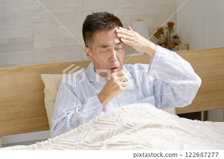 穿著睡衣的中年男子咳嗽 122687277