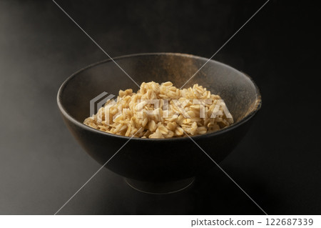 熱騰騰的碗裡盛著燕麥片 122687339