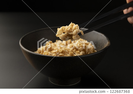 用筷子從碗裡夾起燕麥片 用筷子從碗裡夾起燕麥片 122687368