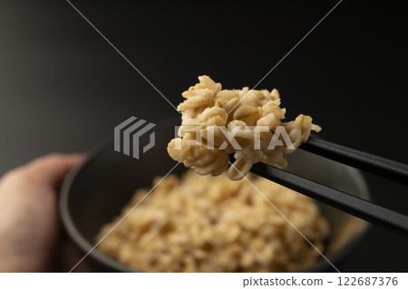 用筷子從碗裡夾起燕麥片 122687376