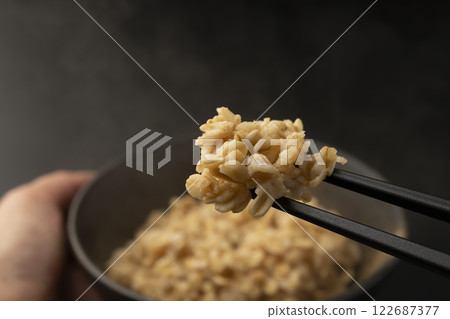 用筷子從碗裡夾起燕麥片 122687377