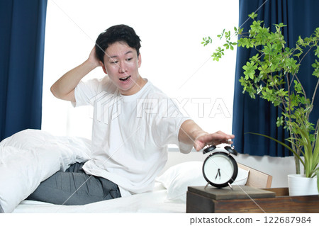 亞洲年輕男子匆匆起床 亞洲年輕男子匆匆起床 122687984