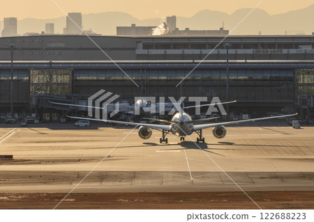 飛機降落在羽田機場 122688223