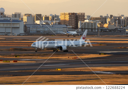 飛機降落在羽田機場 122688224