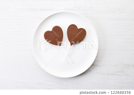 Chocolate hearts on white wooden background, valentines day. 122688356