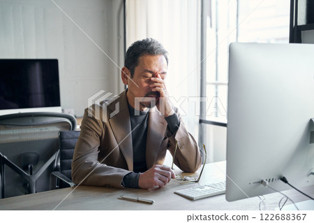 工作時感到困倦的男人 工作時感到困倦的男人 122688367