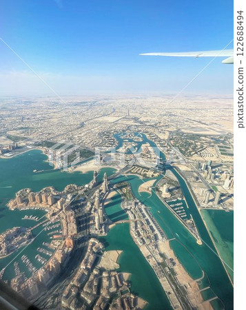多哈、中東的鳥瞰圖，從上空俯瞰，從飛機上欣賞美麗的城市景觀 122688494