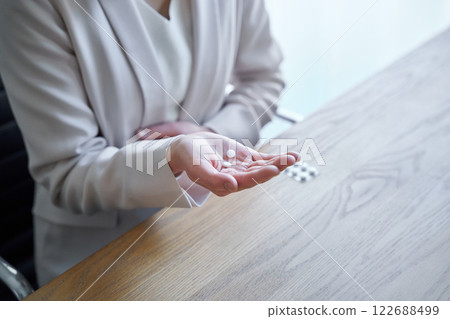 正在服用身體狀況不佳的藥物的女性 正在服用身體狀況不佳的藥物的女性 122688499