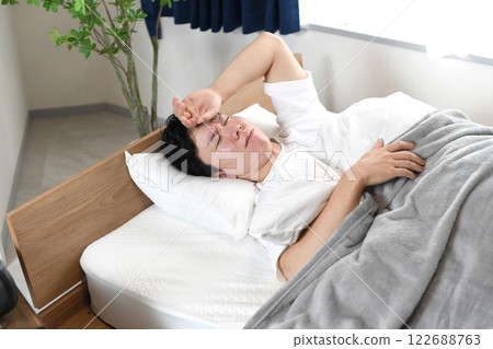 亞洲男人睡覺時看起來很苦惱 亞洲男人睡覺時看起來很苦惱 122688763