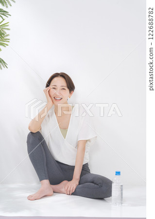 30多歲的女性練習瑜伽 122688782