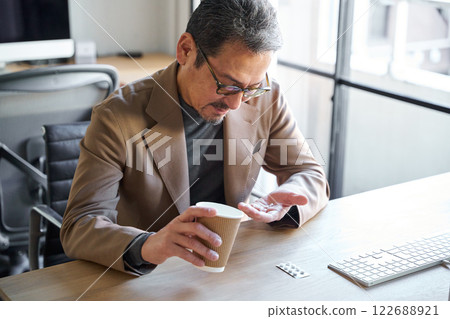 吃藥的男人 122688921