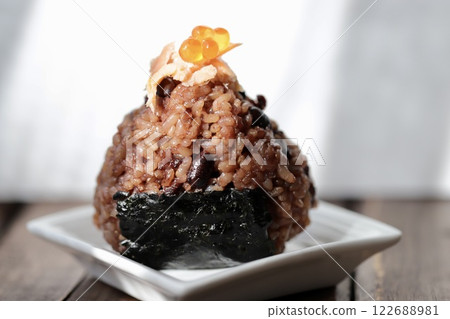 用發酵糙米製成的鮭魚和鮭魚子飯糰 122688981