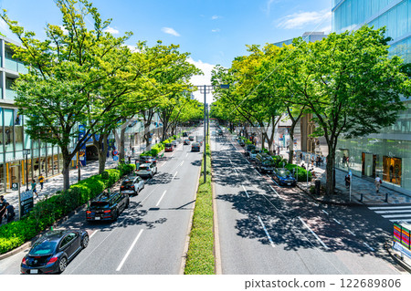 [東京] 夏日的表參道，清爽的藍天和令人印象深刻的行道樹 122689806