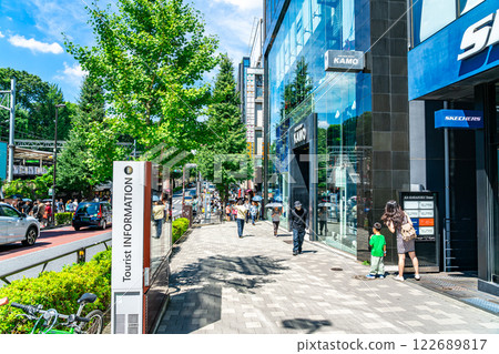 [Tokyo] Harajuku Station bustling with people in summer 122689817